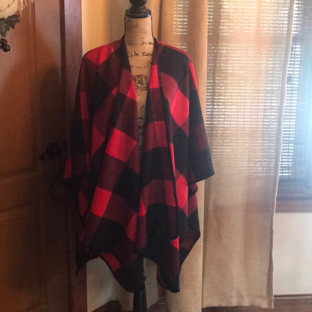 Like new Lands’ End buffalo plaid poncho